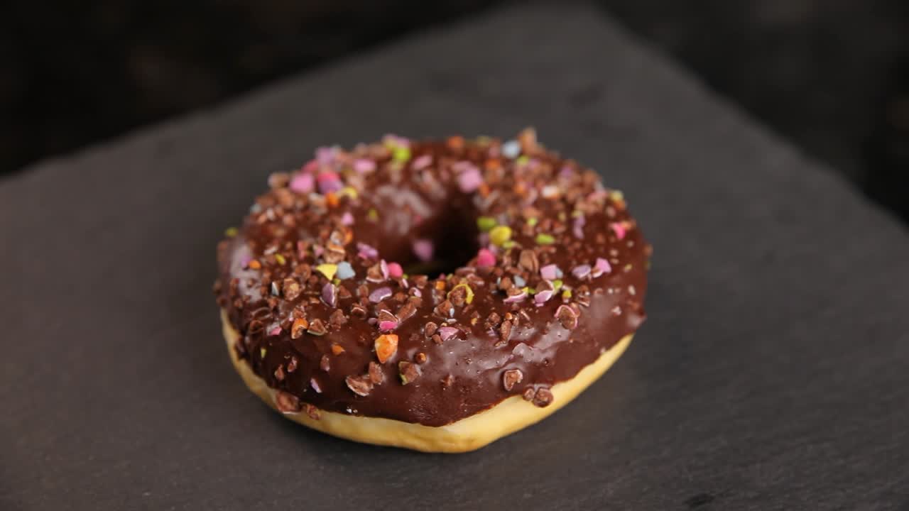 donut de chocolate con chispas
