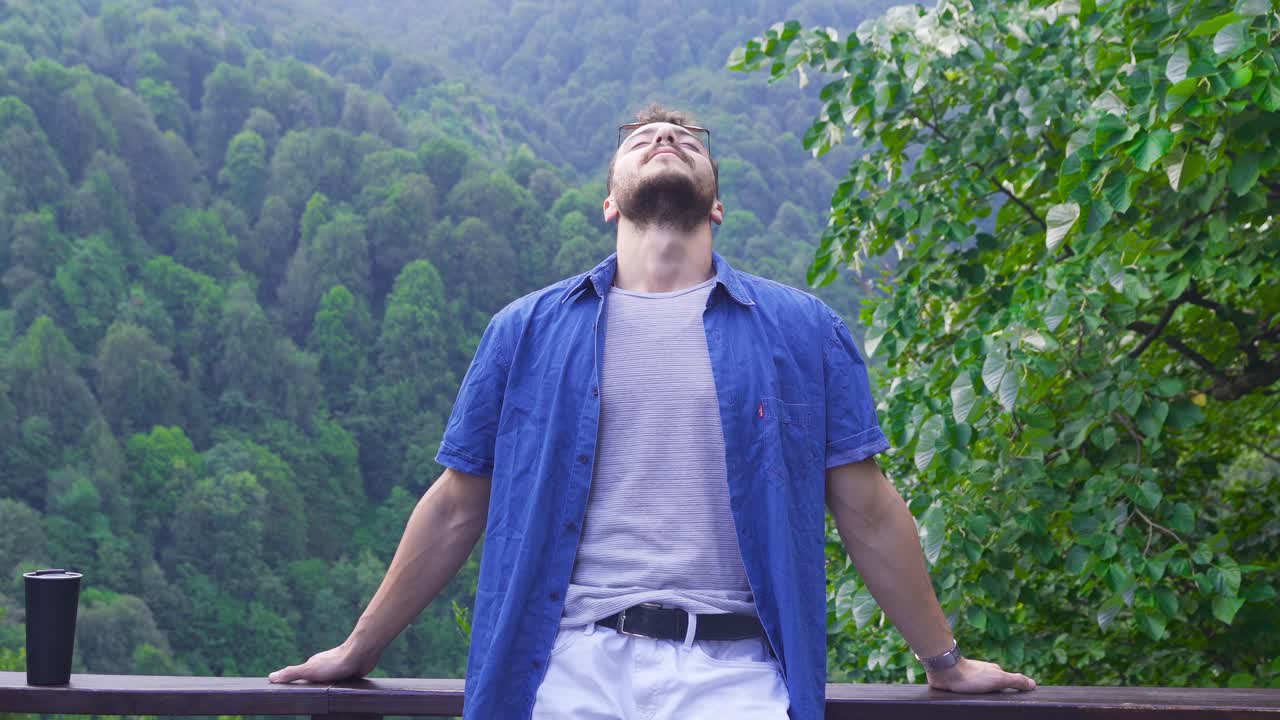 caminando por un hermoso paisaje.