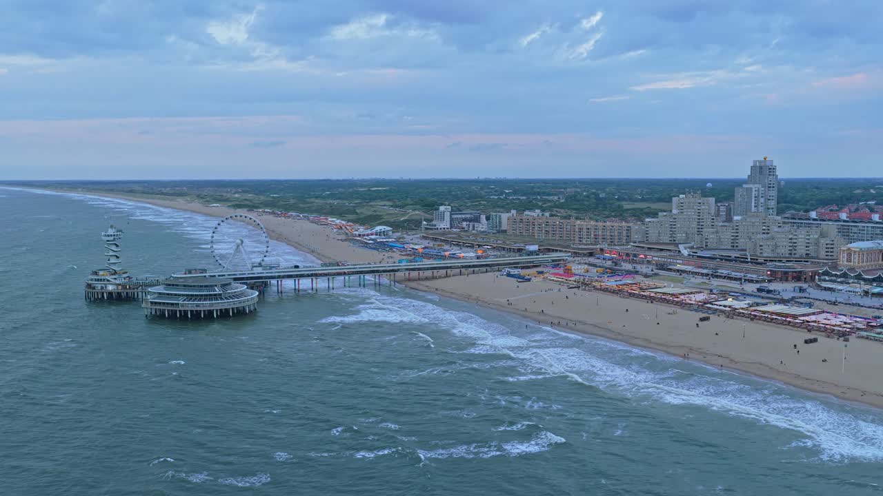 Droneoptagelse ved solnedgang af Scheveningenkysten og byens skyline, Holland