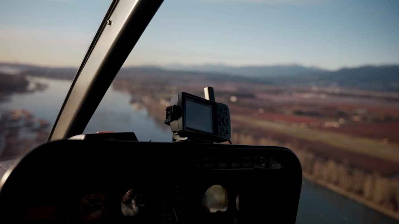 겨울 동안 캐나다 도시를 비행하는 헬리콥터의 조종석