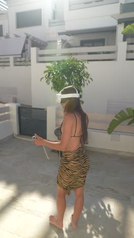 mujer con auriculares vr y jugando a un juego de realidad virtual al aire libre