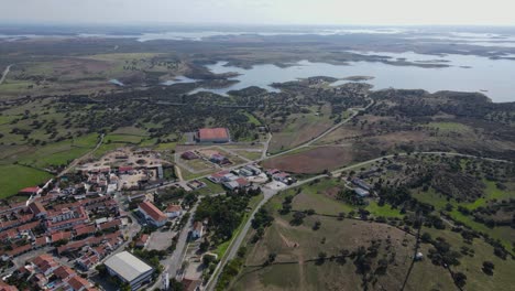 Pueblo-De-Mourao-Y-Lago-Alqueva-En-Segundo-Plano