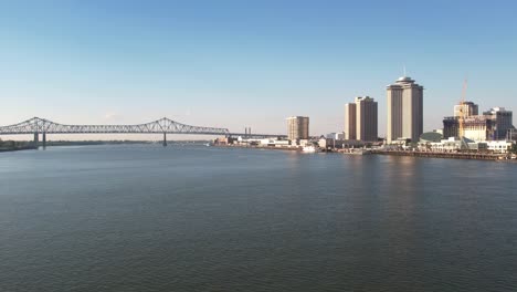 Eine-Luftaufnahme-Der-Crescent-City-Connection-Bridge-Und-Der-Stadt-New-Orleans-Vom-Mississippi-River-Aus