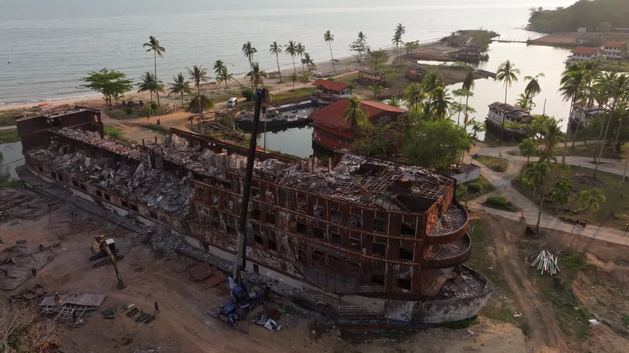 Il bagliore serale su una famosa barca-hotel distrutta, Koh Chang, Thailandia.