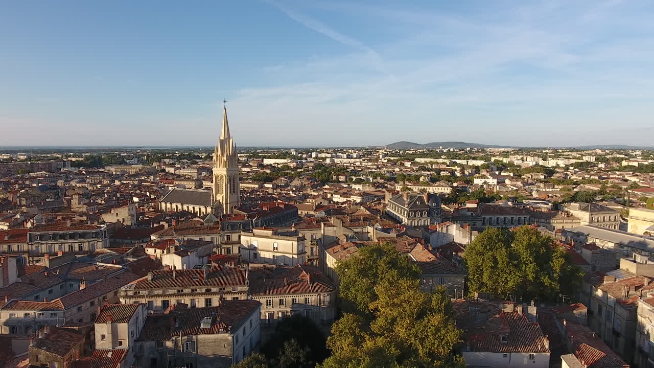 vieja ciudad francesa de montpellier ecusson por avión no tripulado. vista aérea temprano en la mañana