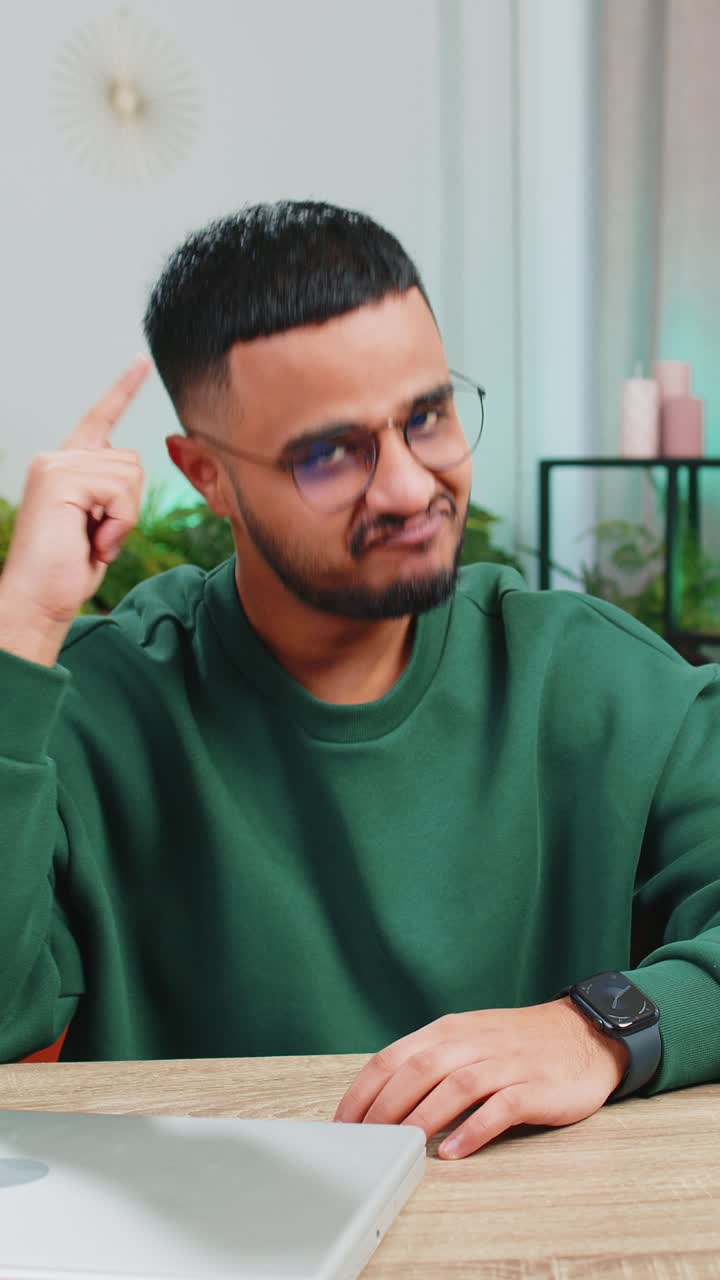 pensativo inspirado hombre indio hacer eureka gesto levanta el dedo surgió plan creativo en casa