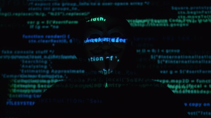Hacker con il cappuccio nero e maschera di Vendetta