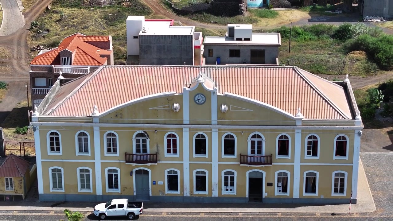 Ripresa con drone, edificio del Comune di Ribeira Grande a Ponta Do Sol, Isola di Santo Antão a Capo Verde