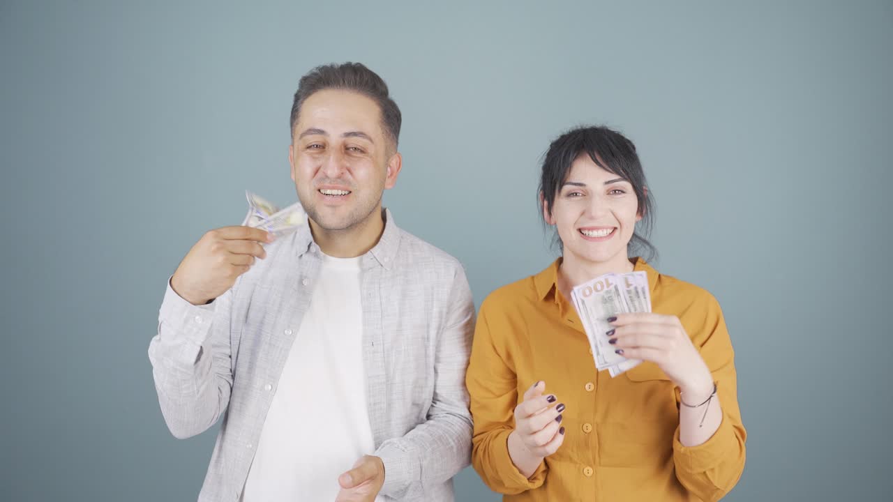 돈을 사랑하는 커플.