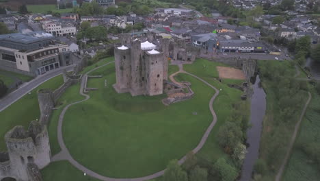 Das-Beeindruckende,-Gepflegte-Schloss,-Das-In-Filmen-Wie-„Braveheart“-Und-Anderen-Zu-Sehen-War,-Wurde-In-Exzellentem-4K-Material-Aufgenommen