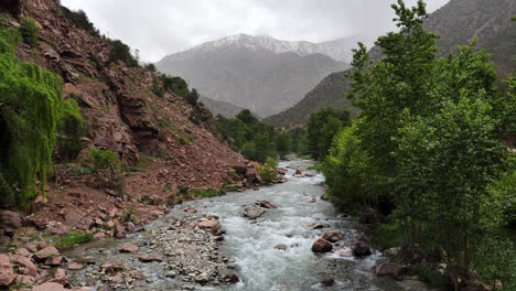 Paisaje-Cinematográfico-Con-Arroyo,-Montañas-Del-Atlas-En-El-Fondo,-Marruecos