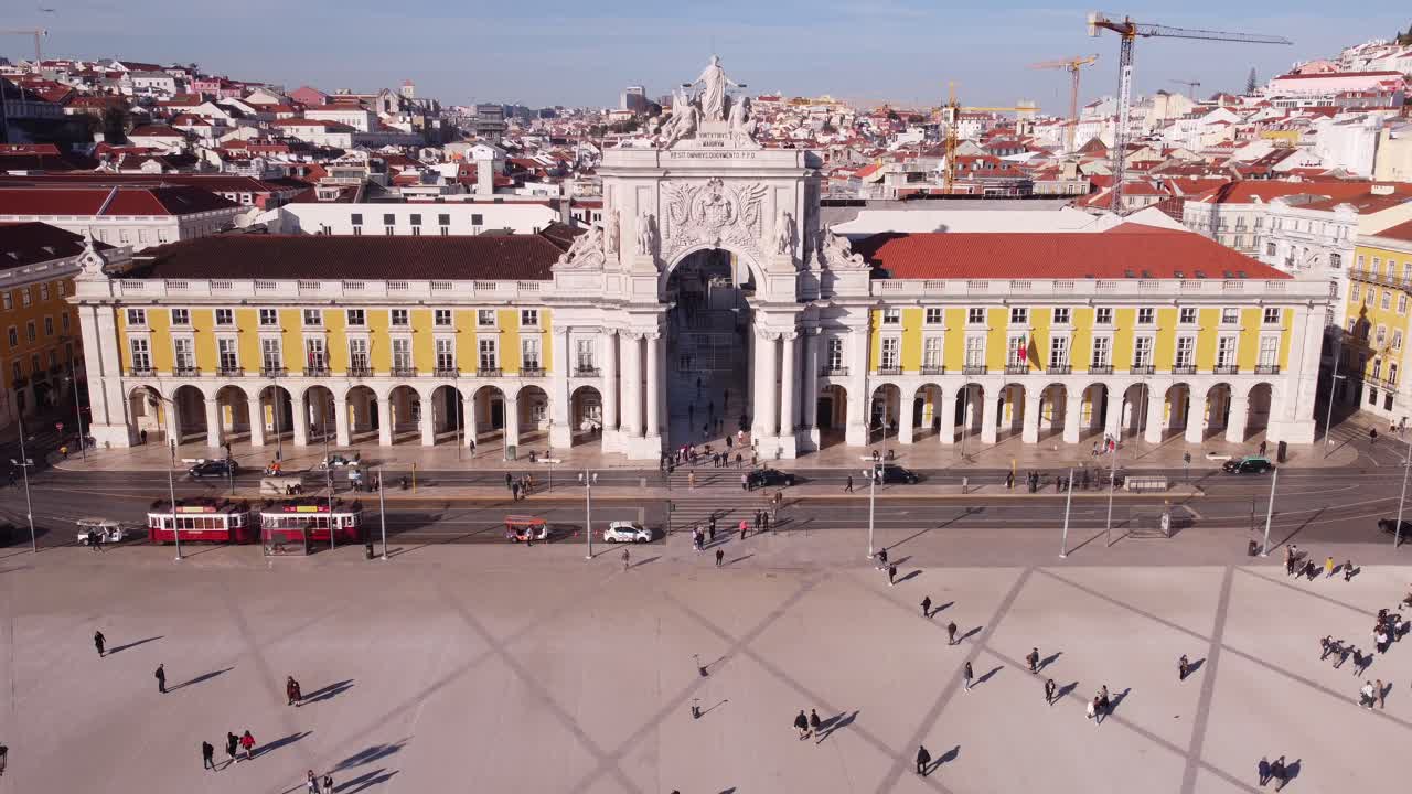 Ripresa stabile con drone dell'Arco da Rua Augusta a Lisbona, Portogallo, con persone in una giornata invernale luminosa e soleggiata.