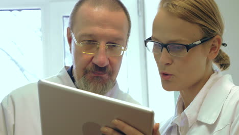 doctors using tablet pc for work