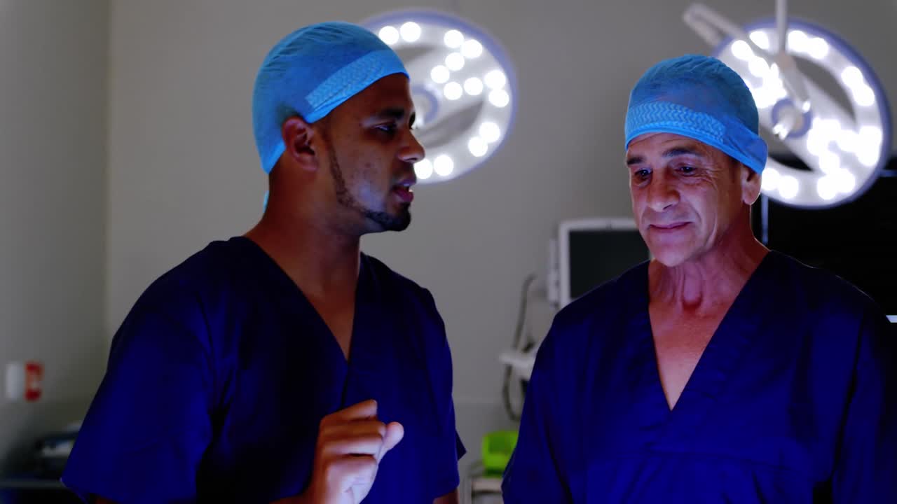 médicos interactuando entre sí 4k