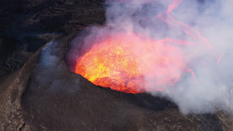 erupción volcánica activa