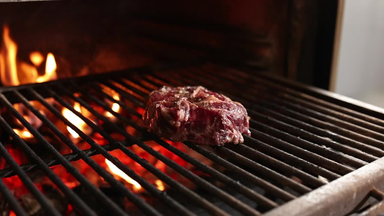 hornear filetes en la parrilla de carbón