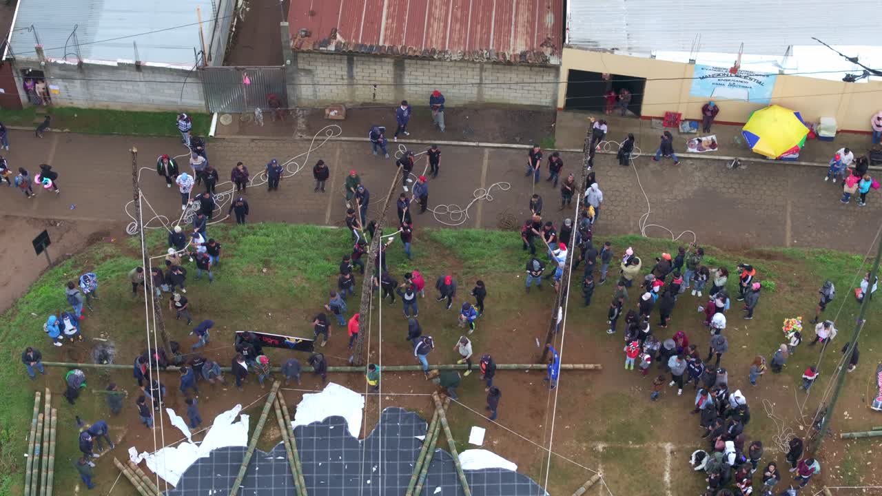 vista de drones de la gente están listos para lanzar cometa gigante en sumpango, aérea
