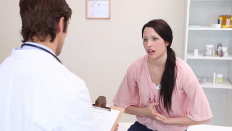 mujer enferma visitando a un médico