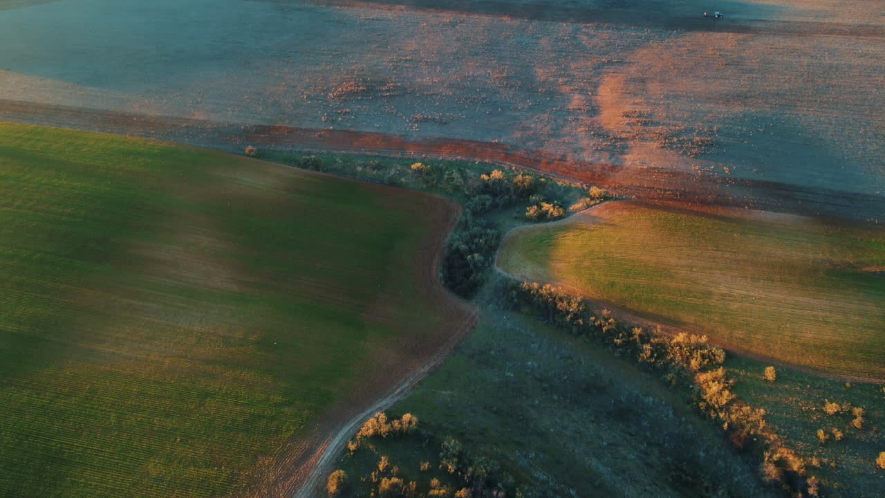 해가 지는 시 에 농장 들 을 공중 에서 볼 수 있다