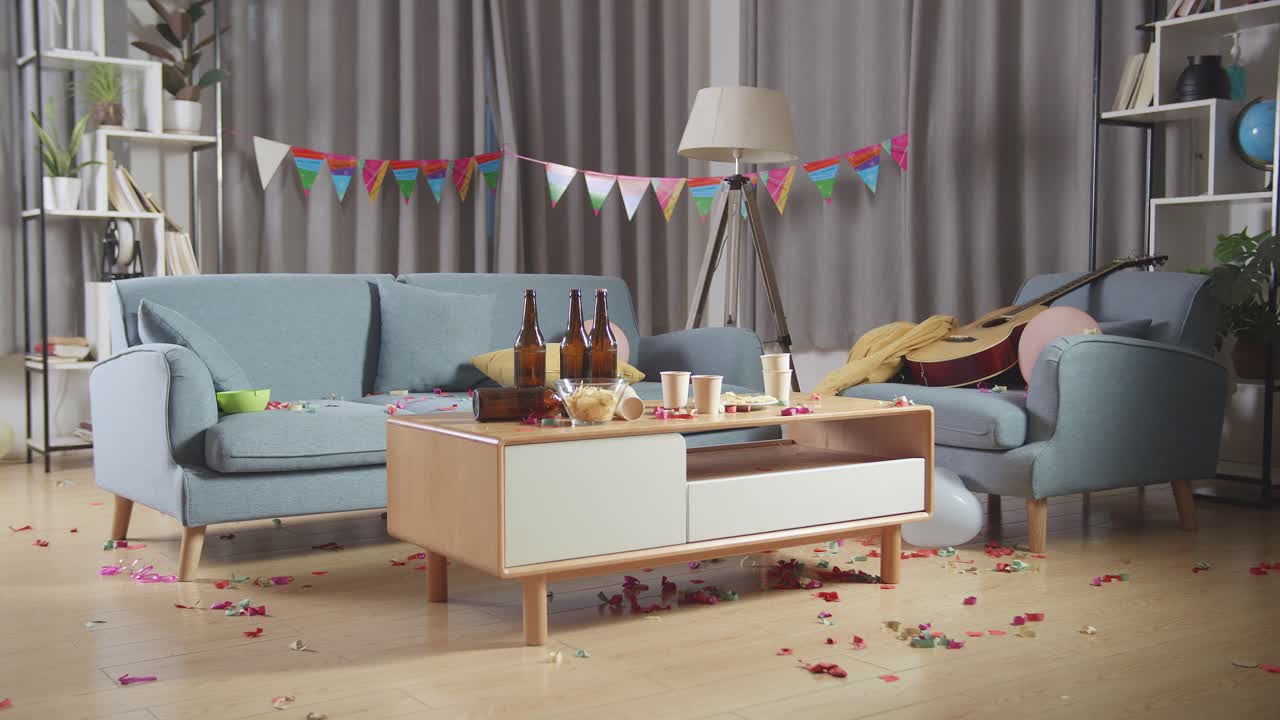 sala de fiesta desordenada