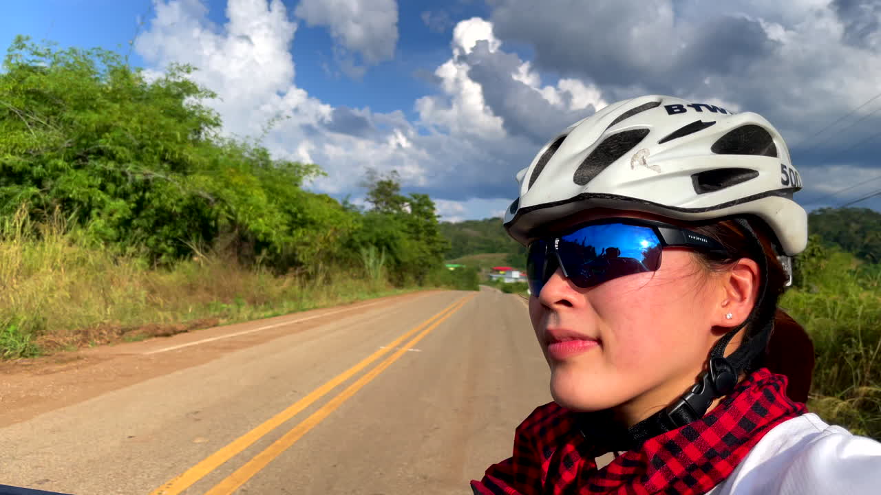 primer plano de mujeres con gafas y casco mientras están sentados en el coche en el pueblo de pescadores de pak nai, provincia de nan, tailandia