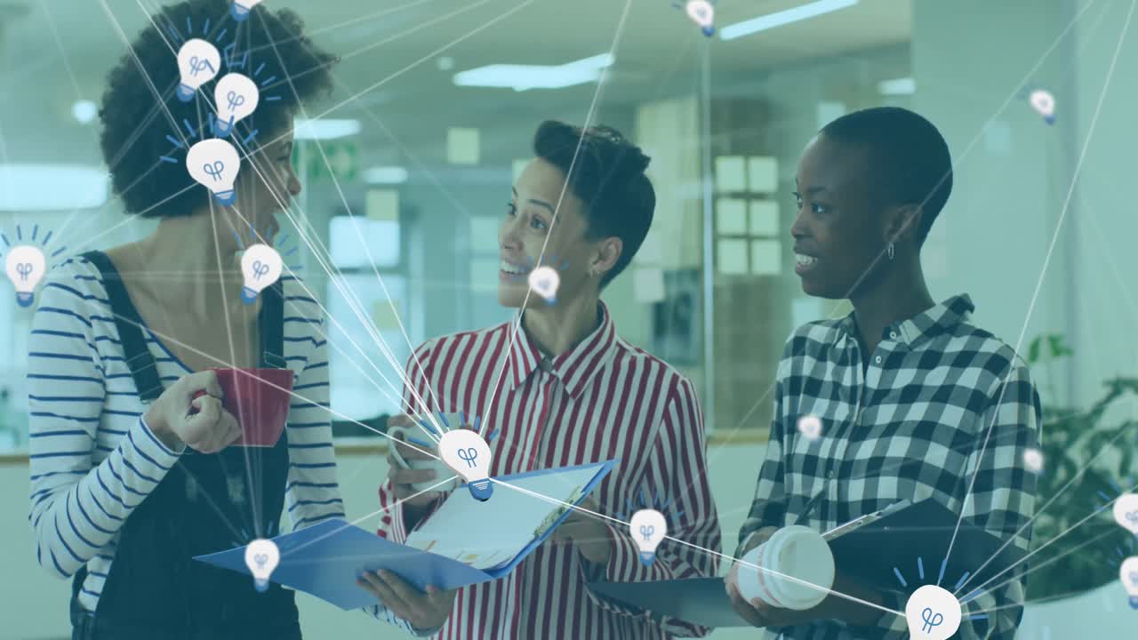 animación de una red de conexiones con iconos sobre diversas compañeras de trabajo que hablan en la oficina