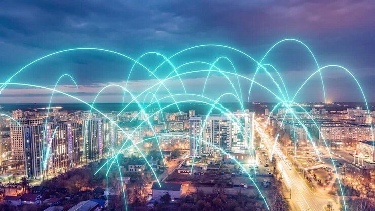 Smart City. Riprese aeree con drone. Ologrammi di archi informativi che si formano durante la comunicazione di rete. Rete e tecnologia futuristiche 5G. Drone, bassa luminosità, 4k. Video in loop, time lapse