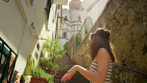 woman experiencing virtual reality in italian alley