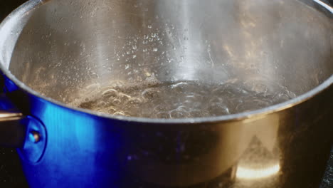 agua hirviendo en una olla