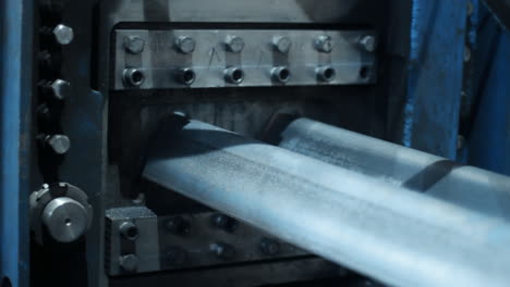 Kaltgewalztes-Stahlprofil-Mit-Zinkbeschichtung-Und-Löchern.-Industrielle-Metallbearbeitung