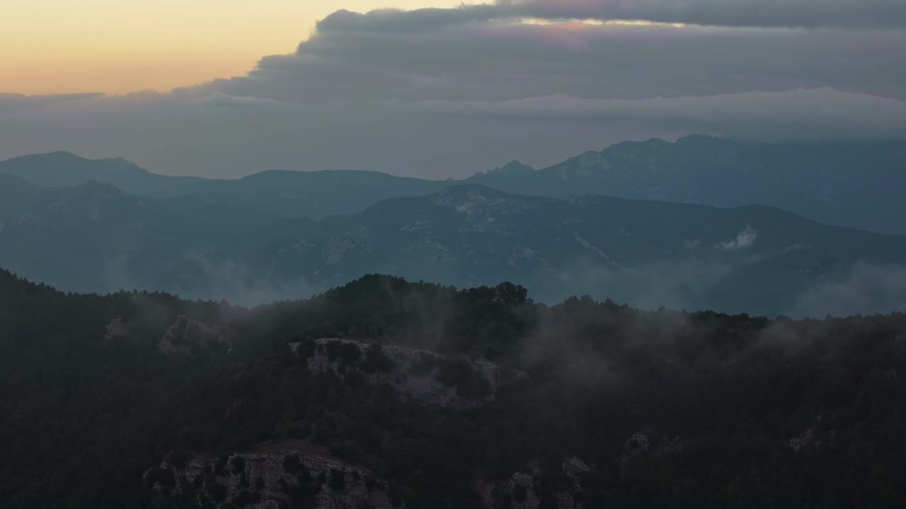 아름다운 산맥에서 빠르게 움직이는 저속 구름과 안개