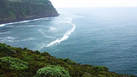 Paisaje-Marino-Y-Acantilados-En-El-Mirador-De-Ponta-Do-Querão,-Isla-Terceira,-Azores---Toma-Aérea-De-Drones