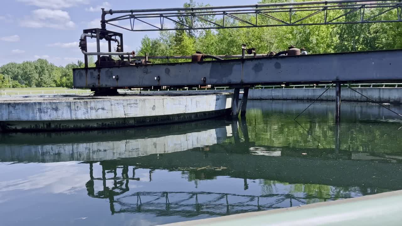 독일의 두스부르크 북쪽 풍경 공원의 큰 폐허 물 유역은 자연 사이의 좋은 날씨에 있습니다.