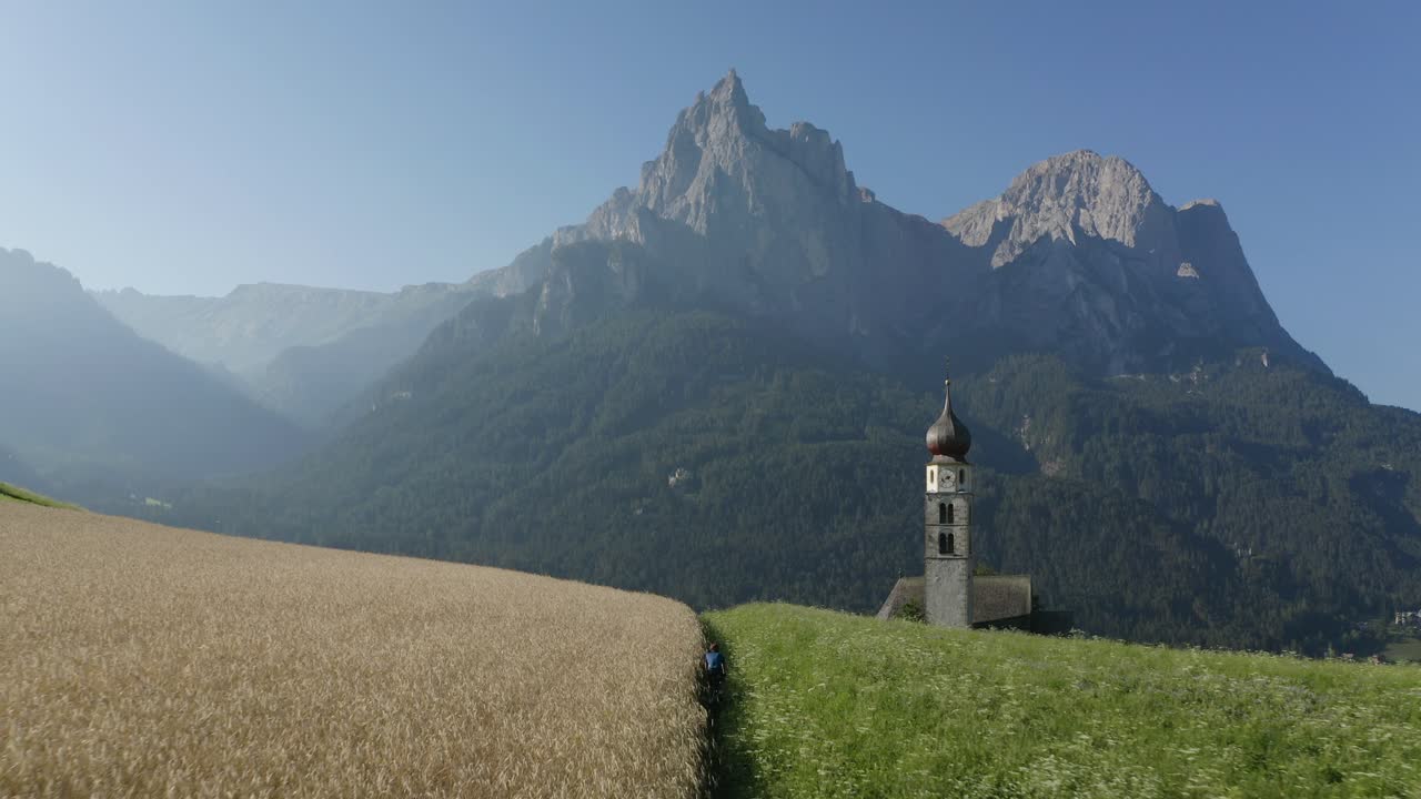 dos colores abstractos, ciclista en bicicleta a través de un fondo épico de fondo de montaña de campo, kastelruth