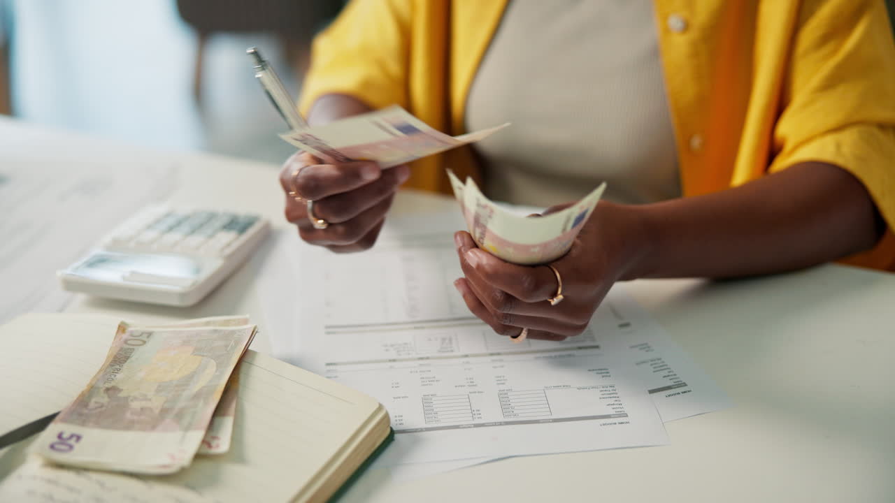Vrouw beheert financiën met geld, een rekenmachine en een notitieboek
