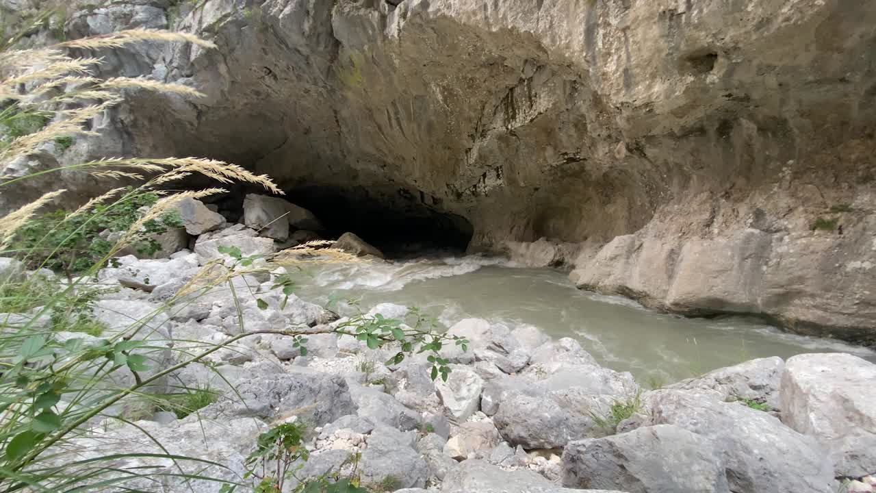 poderosos rápidos del río corren a través de una cueva oscura en los cañones de francia