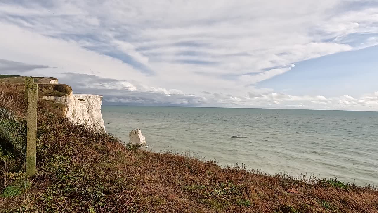 상징적인 하 절벽과 함께 평온한 바다 풍경