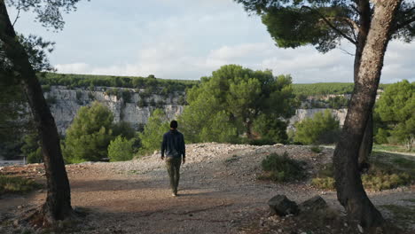 homem caminhando na natureza perto de cassis no sul da frança