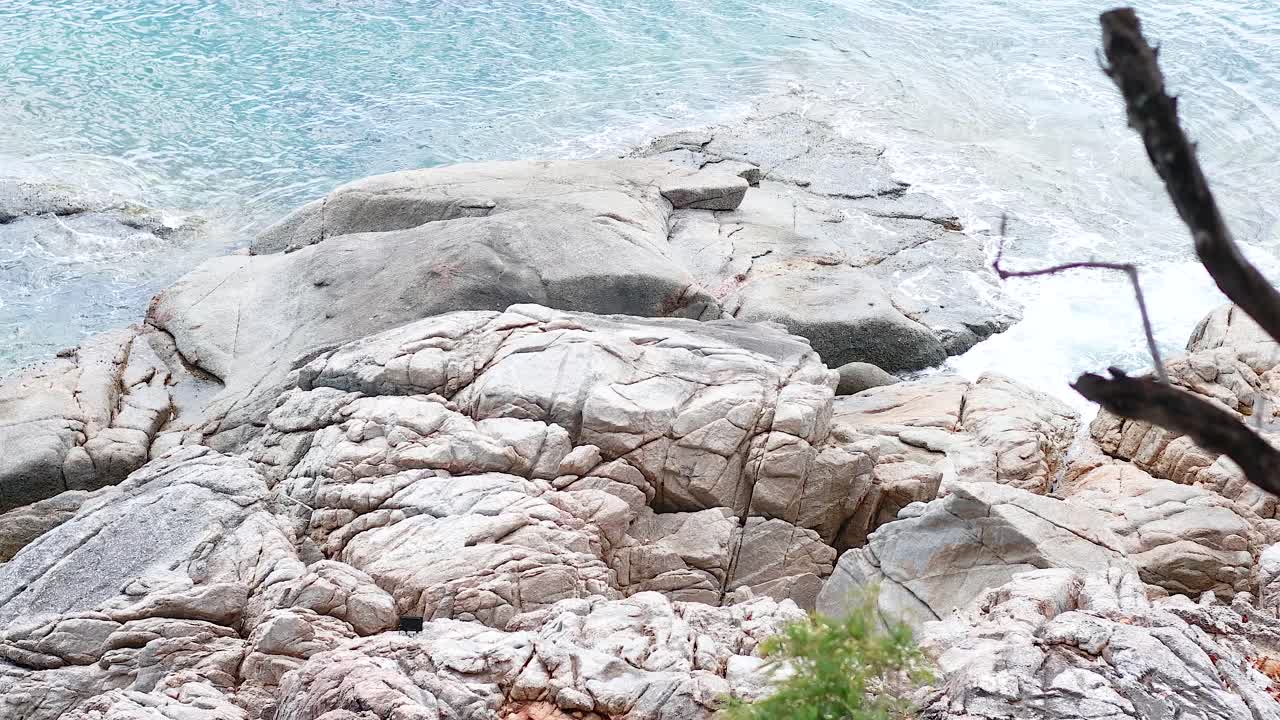 푸켓 의 아오 카우론 에서 바위 에 부히는 파도