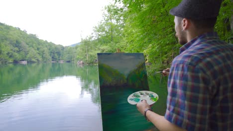 un pintor talentoso dibuja un cuadro.