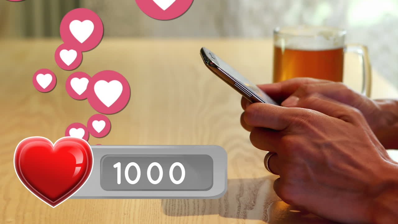 mensajes de texto en una mesa con cerveza