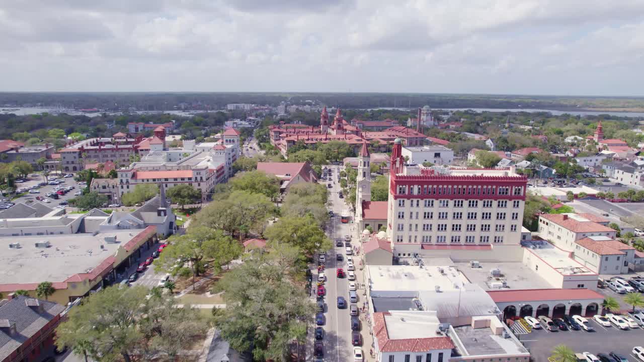 Ampia panoramica aerea degli edifici coloniali spagnoli dai tetti rossi nella storica St. Augustine.