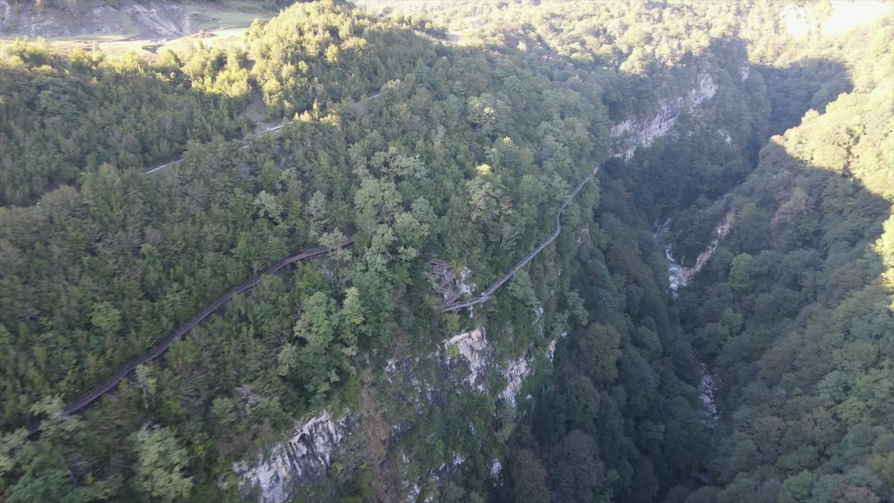 vista superior del valle rodeado de montañas coche de carretera de campo que pasa por