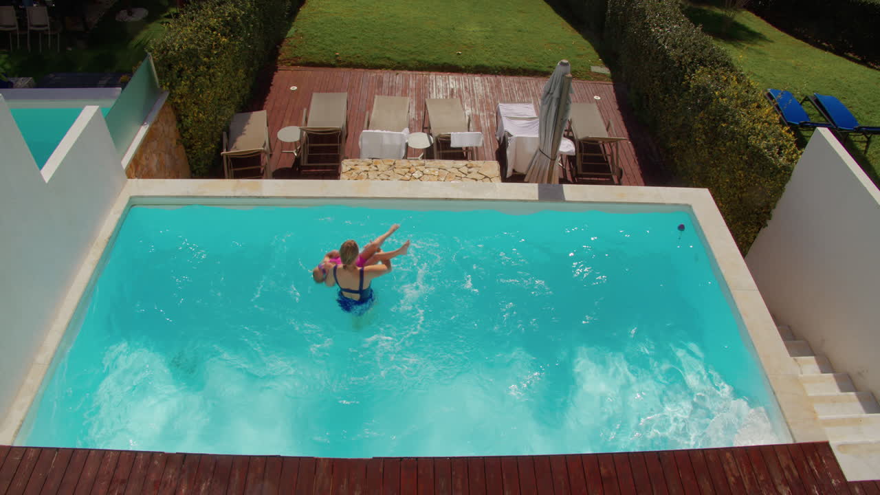 Familiesjov i den private pool