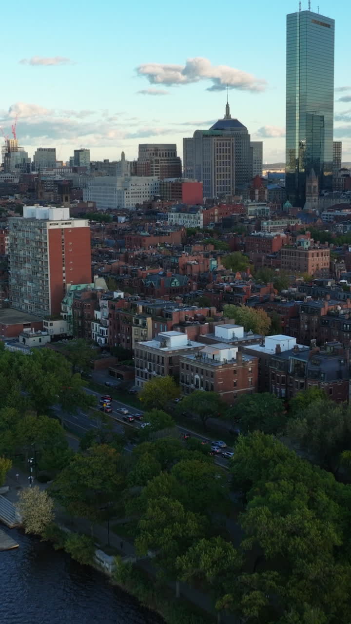 Ripresa verticale con drone delle storiche case in arenaria marrone di Boston e dei moderni grattacieli.