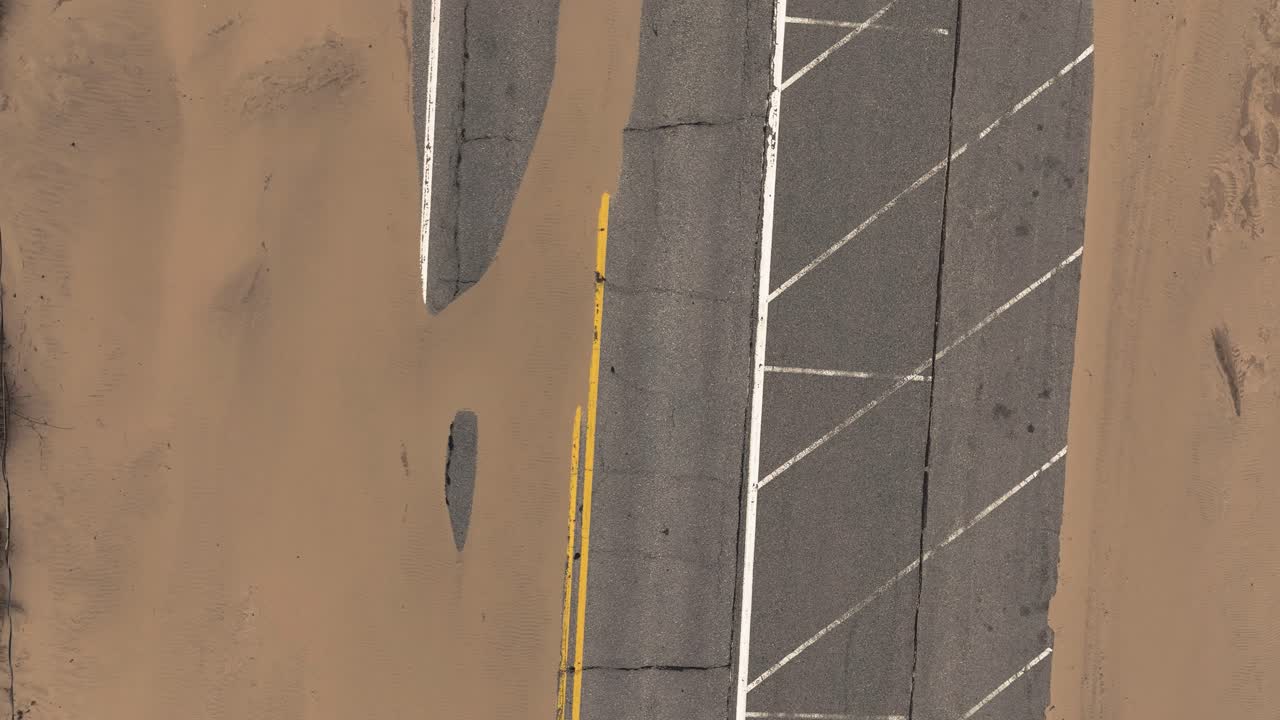 aérea directa desde la altitud sobre la calle cerrada