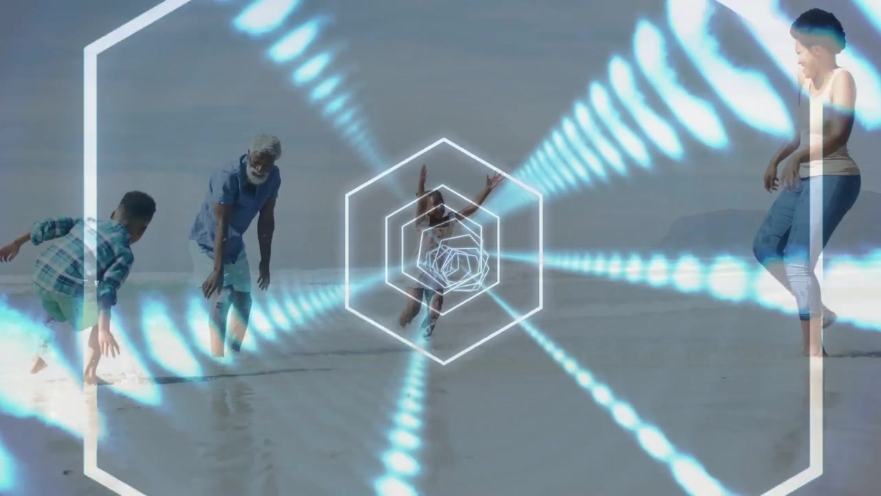 Aparece un túnel hexagonal de neón, un niño central corriendo sobre arena mojada, familia jugando, traje de baño a rayas