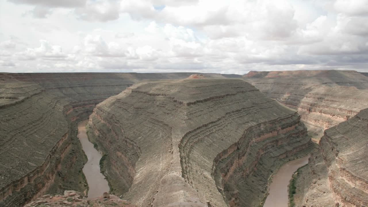 Ripresa in timelapse di nuvole temporalesche che si formano sopra una ripida valle fluviale nel Goose Neck State Park 1