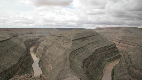 Timelapse-shot-of-storm-clouds-forming-over-a-steep-río-valley-in-Goose-Neck-State-Park-1