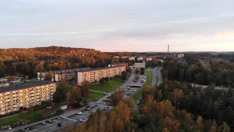 área-Suburbana-De-Gotemburgo,-Suecia,-Dron-Aéreo-Volando-Hacia-El-Bloque-De-Edificios-Residenciales,-Puesta-De-Sol